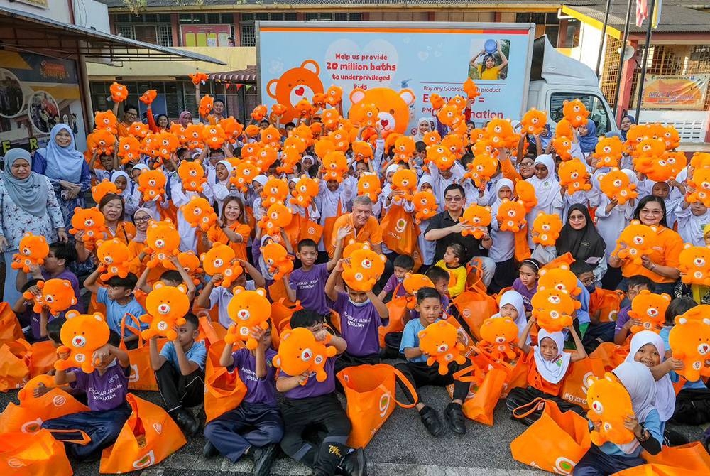 Murid Sekolah Kebangsaan Shah Alam yang menyertai bengkel kebersihan anjuran Guardian.