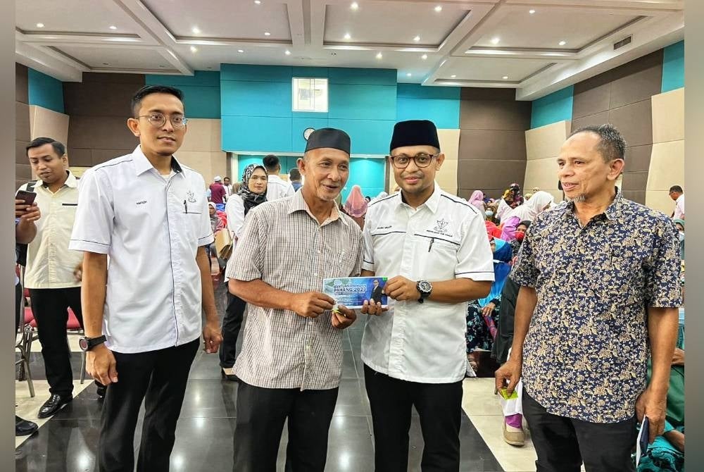 Haris (dua dari kanan) menyampaikan bantuan kepada penerima di Jerantut.