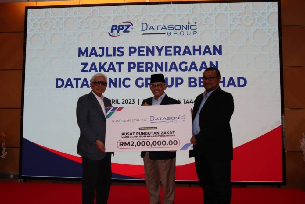Abdul Aziz (tengah) menyaksikan penyerahan bayaran zakat oleh Abu Hanifah (kiri) kepada Pengurus Besar Operasi Luar PPZ, Fahmi Ismail (kanan) pada majlis serahan zakat Datasonic di Ibu Pejabat PPZ MAWIP. - Foto PPZ