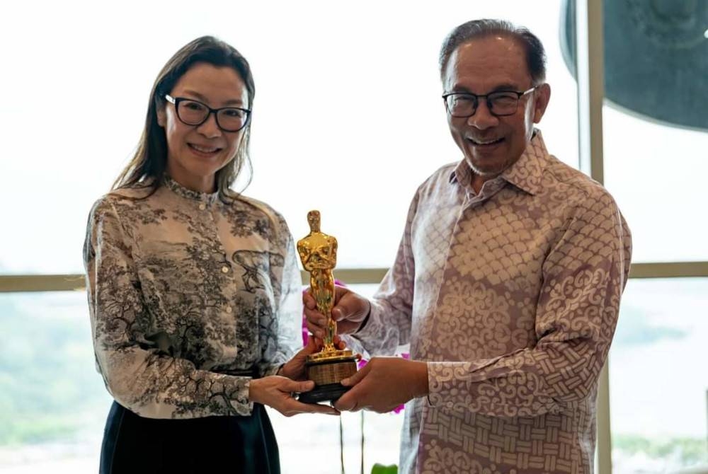 Anwar menerima kunjungan Michelle Yeoh di pejabatnya, di sini.