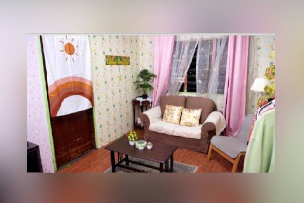 Sebuah dari dua rumah yang didekorasikan dengan barangan daripada MR D.I.Y untuk filem web tersebut.