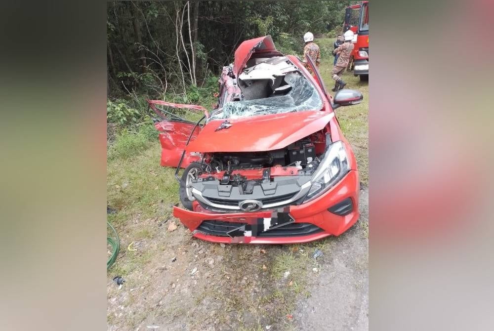 Keadaan kereta Myvi yang terlibat dalam kemalangan dengan sebuah lori di Jalan Mersing, Batu 10 pada Khamis.