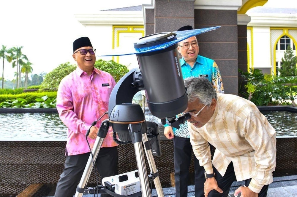 Yang di-Pertuan Agong, Al-Sultan Abdullah Ri'ayatuddin Al-Mustafa Billah Shah diiringi Raja Permaisuri Agong, Tunku Azizah Aminah Maimunah Iskandariah berkenan berangkat ke sesi Pencerapan Gerhana Matahari Separa di pekarangan Istana Negara, pada Khamis. 