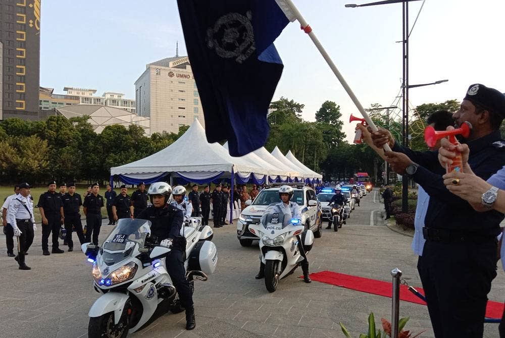 Hussein Omar Khan melancarkan Kempen Keselamatan Jalan Raya di Dataran Kemerdekaan Shah Alam pada Khamis.