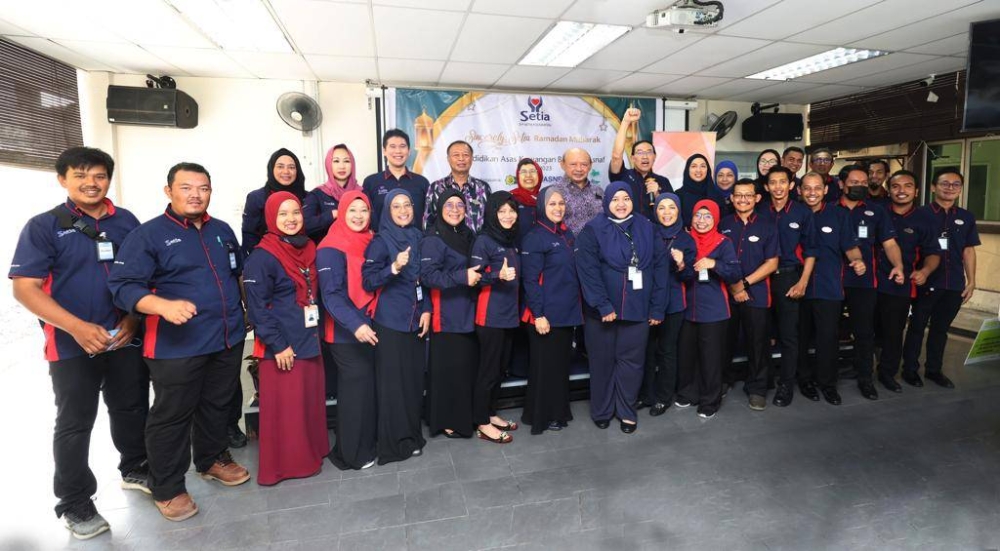 Pihak pengurusan Yayasan SP Setia dan sukarelawan korporat yang membantu melancarkan Bengkel Literasi Kewangan bergambar bersama selepas sesi bengkel berakhir.