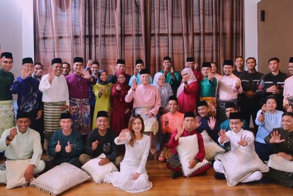 Ismail Sabri bergambar bersama keluarga menyampaikan ucapan hari raya.
