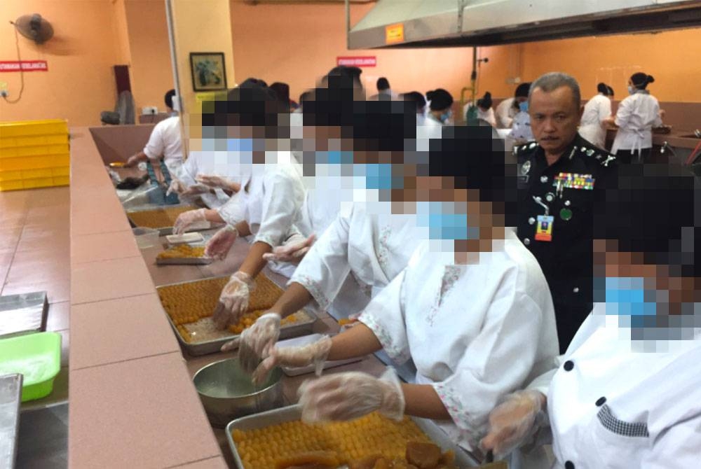 Banduan-banduan menyediakan inti nanas untuk biskut tart.