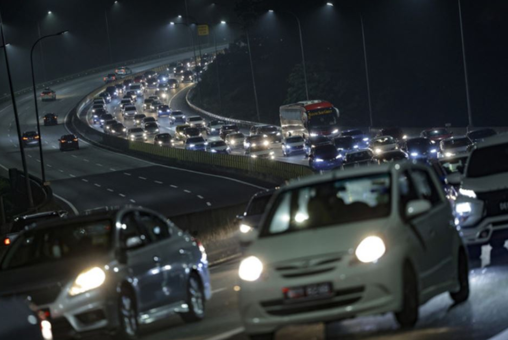 Musim perayaan amat berisiko berlakunya kemalangan berikutan jumlah aliran trafik yang bertambah berbanding hari-hari biasa. - Foto Bernama