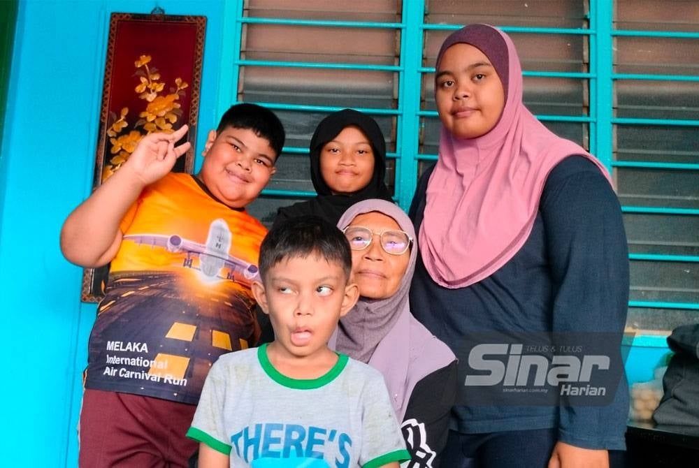 Amyamira (kanan) bersama tiga adiknya serta nenek mereka.