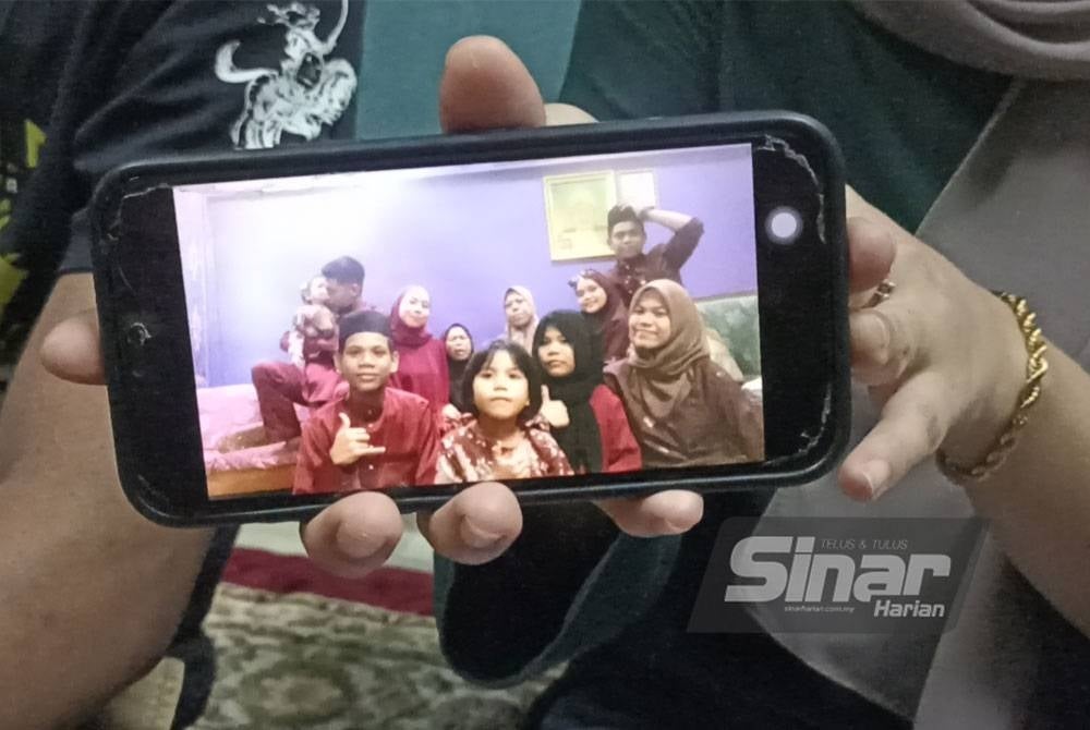 Kenangan Aidilfitri tahun lepas bersama ibu.