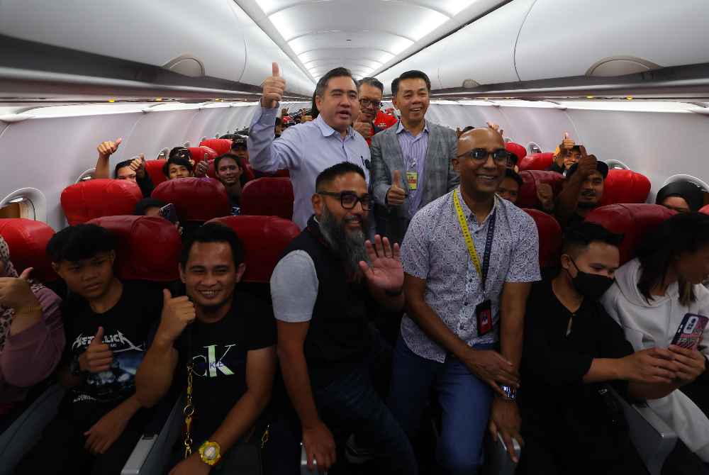 Anthony (tengah) bergambar bersama penumpang pesawat KUL-TWU AK9746 ke Tawau ketika membuat tinjauan di KLIA Terminal 2 pada Khamis. - Foto Bernama