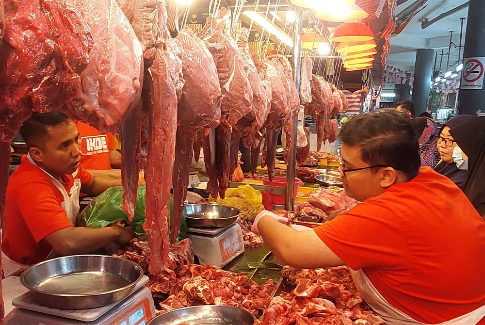 Orang ramai mula berpusu-pusu ke pasar berdekatan bagi mendapatkan keperluan sempena hari lebaran itu.