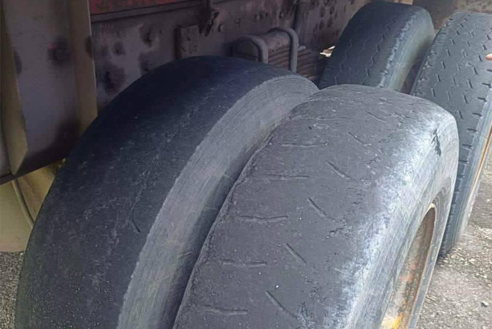 Keadaan tayar salah sebuah lori yang disita pada Khamis. - Foto JPJ Selangor