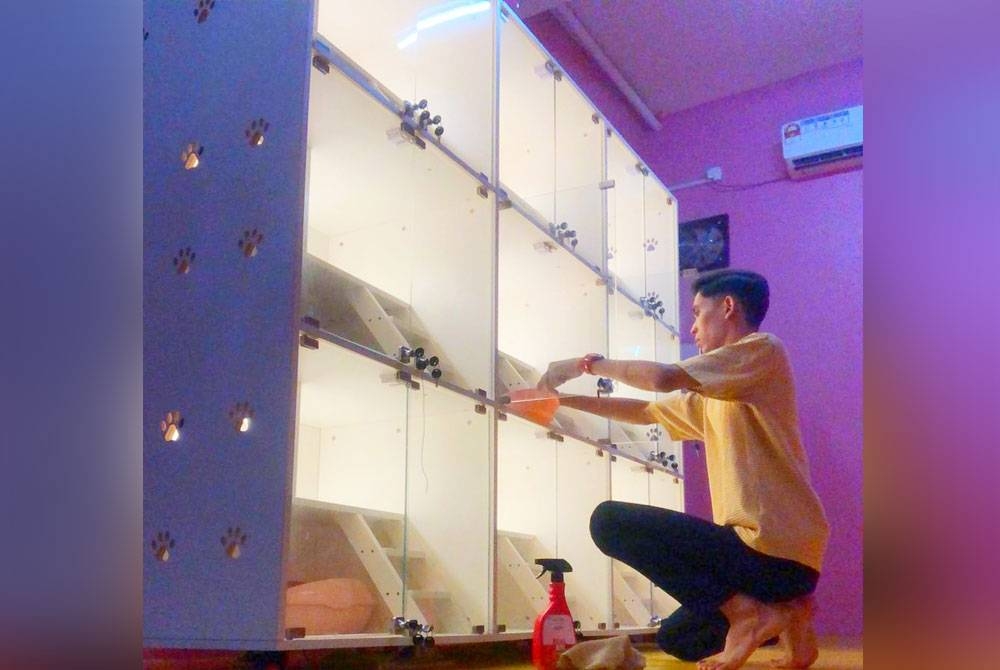 Muhammad Umar memastikan sangkar bersih untuk menyambut kemasukan si bulus menjelang Syawal ini.