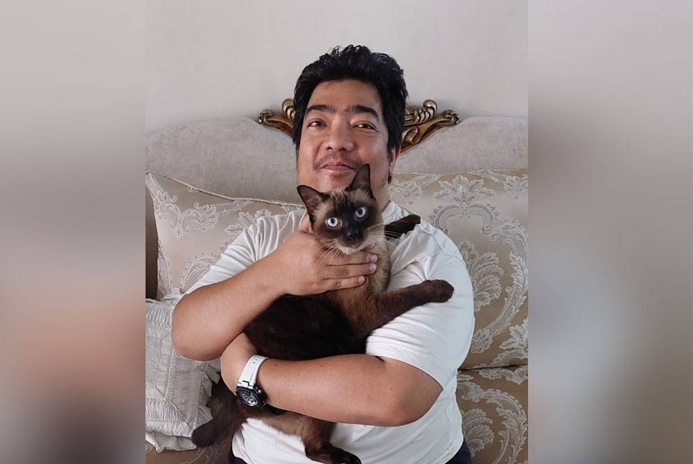 Shah Zulqarnain bersama kucing peliharaannya.