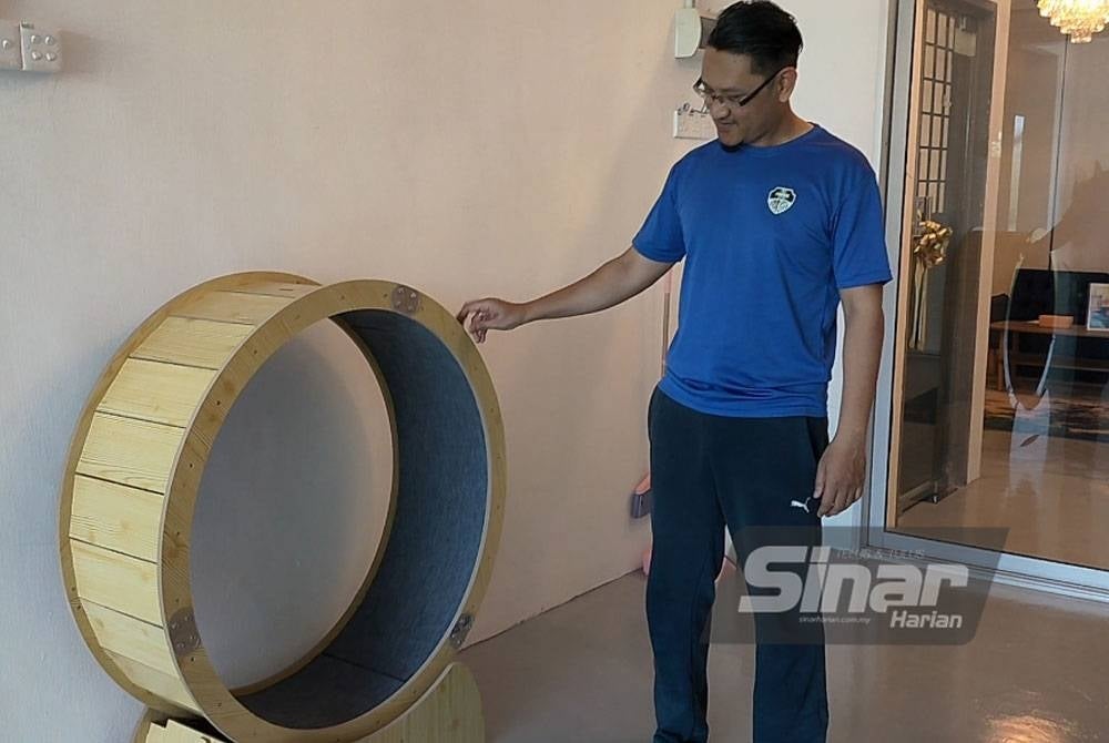 Saiful Islam menunjukkan antara permainan yang disediakan di Tommy Cat Hotel dan Spa.