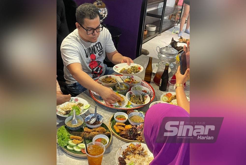 Peminat si bulus dapat menikmati makanan sambil melihat aksi lebih 20 ekor kucing pelbagai baka yang diletakkan dalam cermin lut sinar.