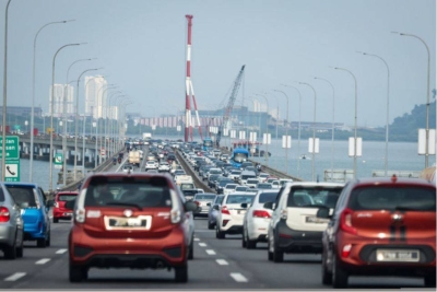Berikutan cuaca panas dan jerebu yang kini melanda negara, orang awam dinasihatkan supaya menghadkan masa di luar rumah dan mengenakan pelitup muka semasa hari raya. - Foto Bernama