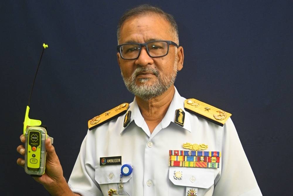 Aminuddin menunjukkan Personal Locator Beacon sebagai peranti yang amat diperlukan oleh nelayan sekiranya keluar ke laut. - Foto Ihsan Maritim Malaysia