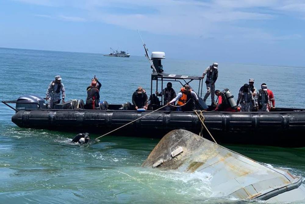 Pasukan Maritim Malaysia melakukan operasi menyelamat sebuah bot di perairan negara. - Foto Ihsan Maritim Malaysia