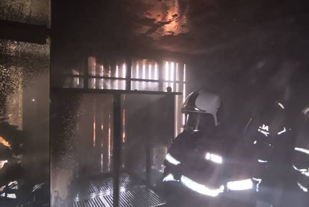 Bomba berjaya memadam kebakaran di bilik simpanan kucing dalam kejadian di kediaman milik Timbalan Perdana Menteri, pada Sabtu. - Foto Bomba Selangor