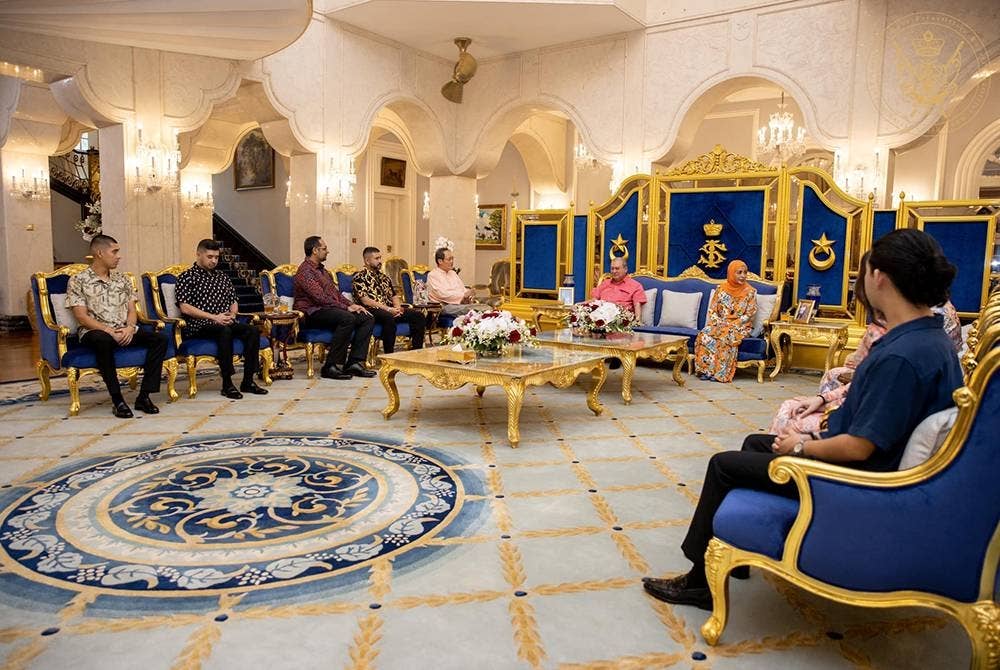 Sultan Ibrahim dan Raja Zarith Sofiah berkenan menerima kunjungan dua menteri Singapura di Istana Bukit Serene. - Foto Facebook Sultan Ibrahim Sultan Iskandar