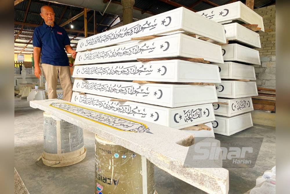 Tajuddin menunjukkan antara belindan yang terdapat di kedainya.