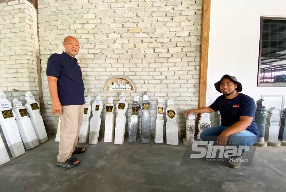 Tajuddin (kiri) dibantu oleh anak sulungnya, Ahmad Shukri mengusahakan perniagaan batu nisan dan belindan di Kampung Atas Pinggir, Pasir Mas.
