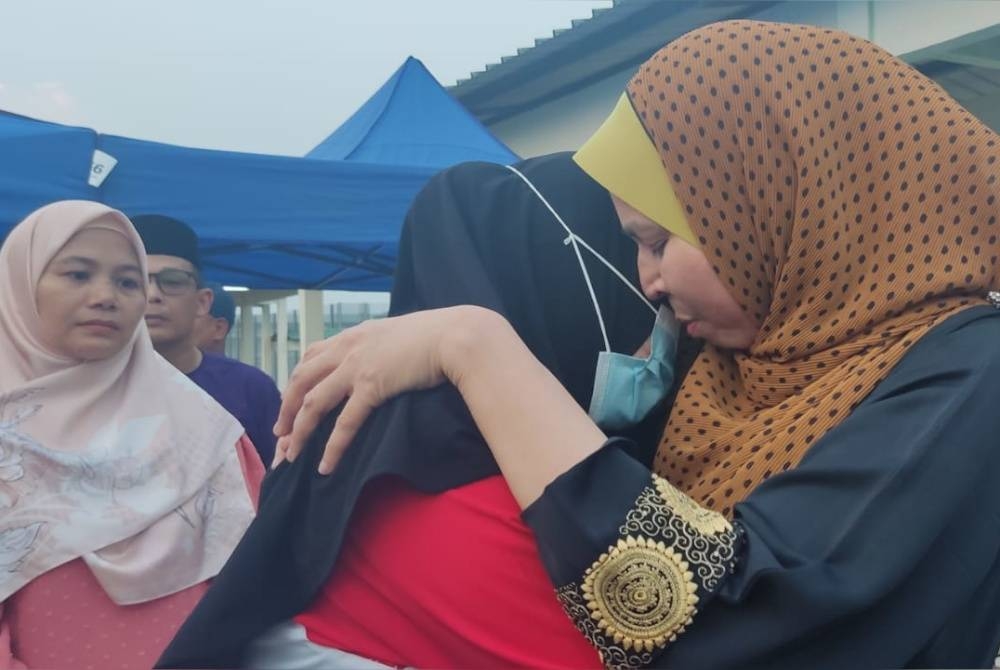 Yati gagal menahan sebak dan memeluk aktivis masyarakat, Natipah Abu yang membuat kunjungan ke Penjara Pokok Sena.