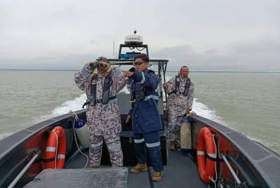 Anggota Maritim Malaysia melakukan peninjauan dan operasi 'CARILAMAT' di perairan negara pada musim perayaan. - Foto Ihsan Maritim Malaysia