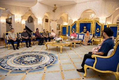 Sultan Ibrahim dan Raja Zarith Sofiah berkenan menerima kunjungan dua menteri Singapura di Istana Bukit Serene. - Foto Facebook Sultan Ibrahim Sultan Iskandar