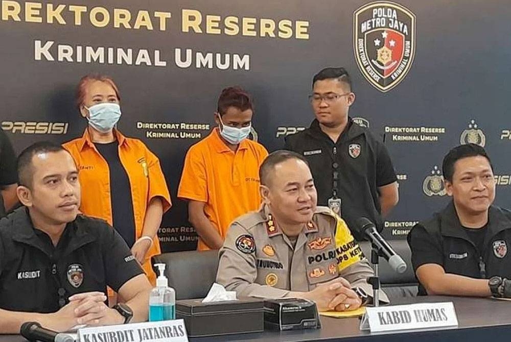 Suspek lelaki dan wanita yang didakwa mendalangi pembunuhan seorang pengusaha rumah tumpangan di Jakarta Barat dibawa ke sidang akhbar. - Agensi