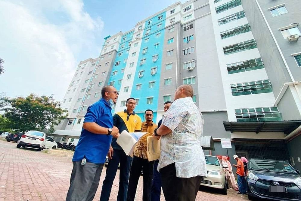 Rais ketika meninjau permasalahan di PPR Krubong.