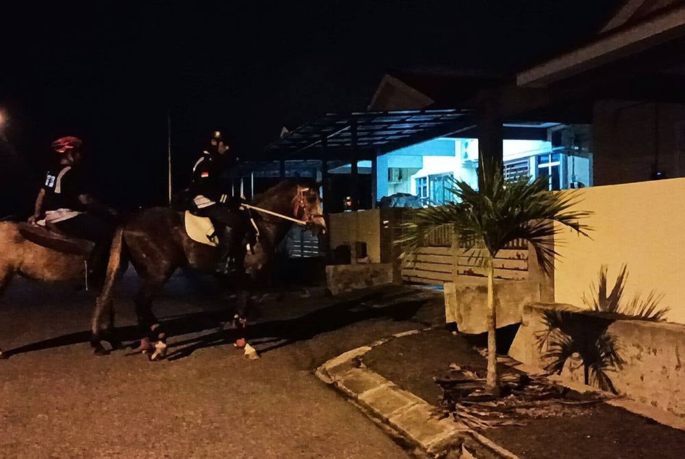 Istimewanya rondaan berkuda apabila dapat membuat pemerhatian hingga ke dalam rumah berpagar yang tinggi.