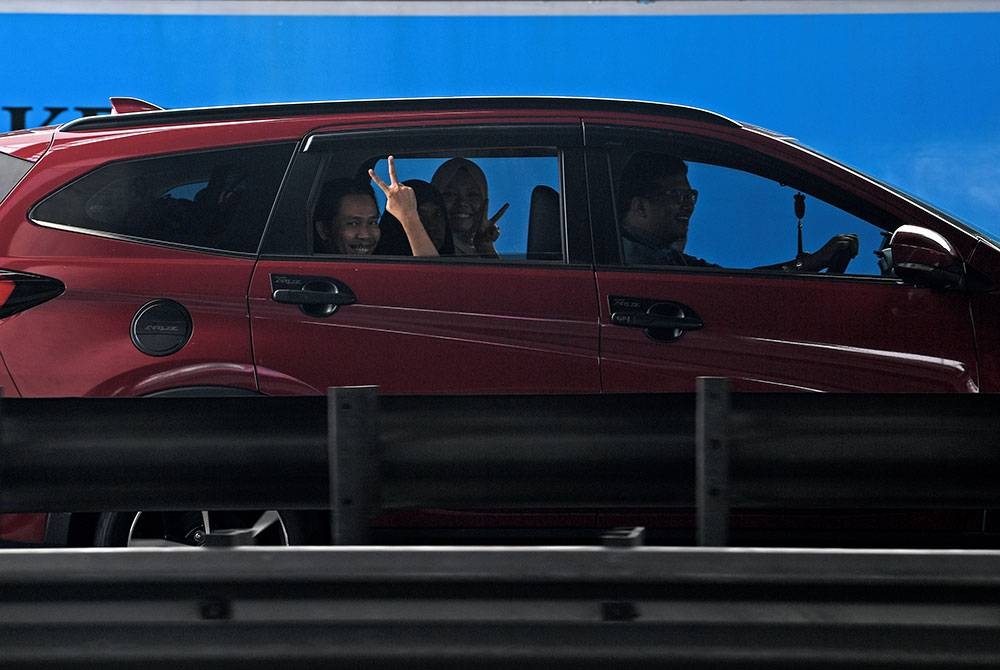 Gelagat reaksi pengguna jalan raya kelihatan ceria biar pun terkandas dalam kesesakan di Lebuhraya Utara-Selatan yang menunjukkan pertambahan kenderaan susulan orang ramai mengambil peluang berkunjung ke rumah sahabat handai dan sanak saudara sempena perayaan Hari Raya Aidilfitri ketika tinjauan berhampiran Plaza Tol Nilai, hari ini.