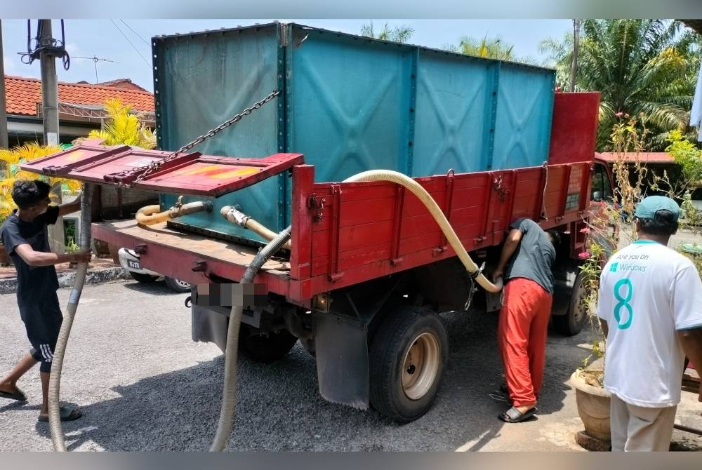 Penghantaran bekalan air menggunakan lori dibuat dua hari sekali ke rumah penduduk terjejas.