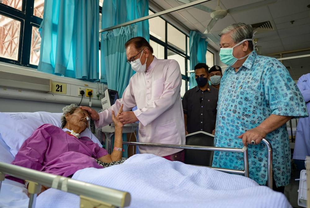 Anwar turut mengambil peluang menziarahi Adzis yang sedang menjalani dialisis akibat masalah kesihatan yang dialami, di hospital sama. - Foto Facebook Anwar