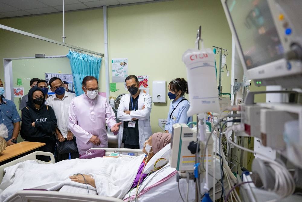 Anwar meluangkan masa menziarahi penyanyi era 80-an, Rohana Jalil yang sedang dirawat di ICU Hospital Canselor Tuanku Muhriz, UKM. - Foto Facebook Anwar
