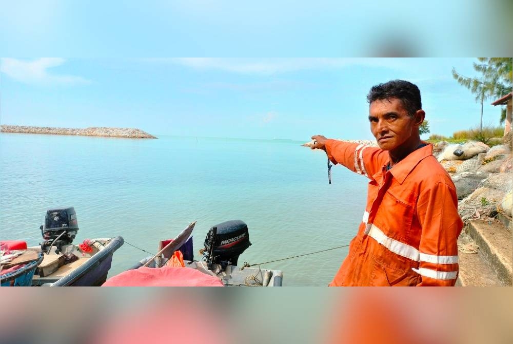 Seorang nelayan menunjukkan kawasan muara Sungai Lereh yang perlu didalamkan lagi.