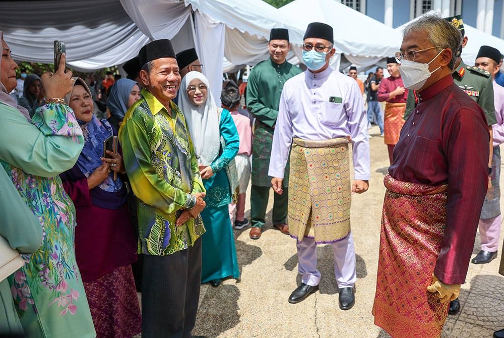 Yang di-Pertuan Agong Al-Sultan Abdullah Ri'ayatuddin Al-Mustafa Billah Shah berkenan mencemar duli beramah mesra bersama rakyat yang hadir pada Majlis Sambutan Hari Raya Aidilfitri Pemangku Raja Pahang Tengku Hassanal Ibrahim Alam Shah di Istana Abdulaziz hari ini.