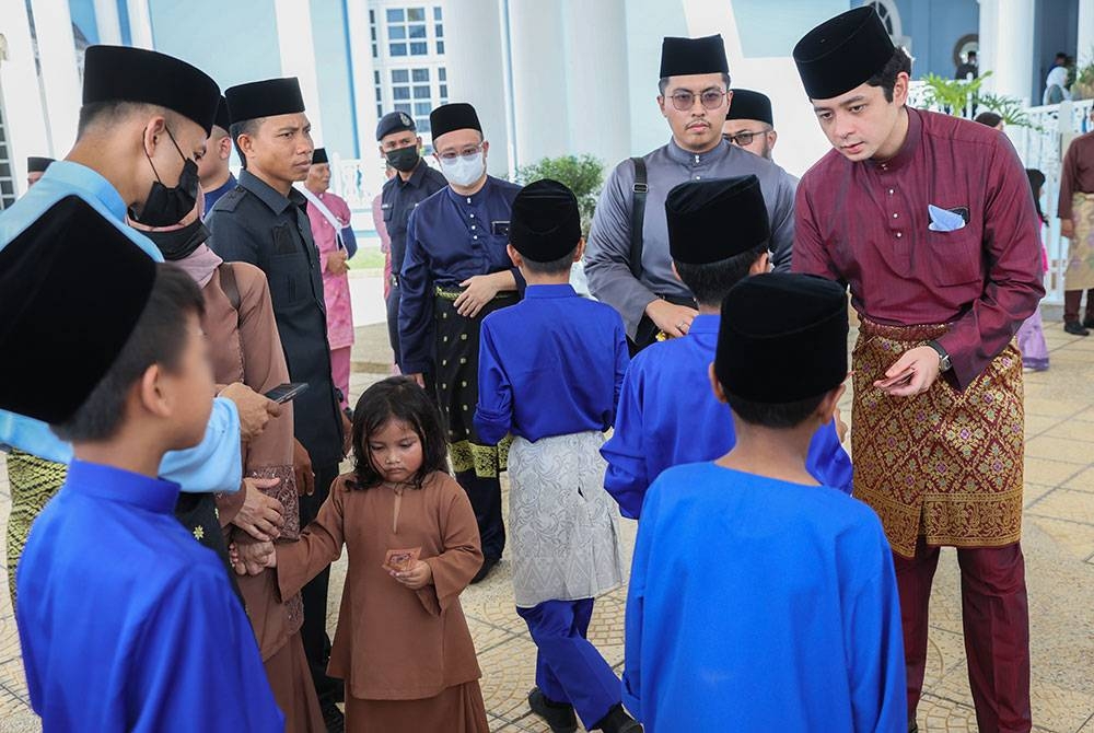 Pemangku Raja Pahang Tengku Hassanal Ibrahim Alam Shah Al-Sultan Abdullah berkenan mengurniakan sumbangan kepada 64 'tetamu cilik' dari Rumah Kanak-Kanak Sultanah Hajah Kalsom dan Rumah Kanak-Kanak Tengku Ampuan Fatimah pada Majlis Sambutan Hari Raya Aidilfitri Baginda di Istana Abdulaziz hari ini.