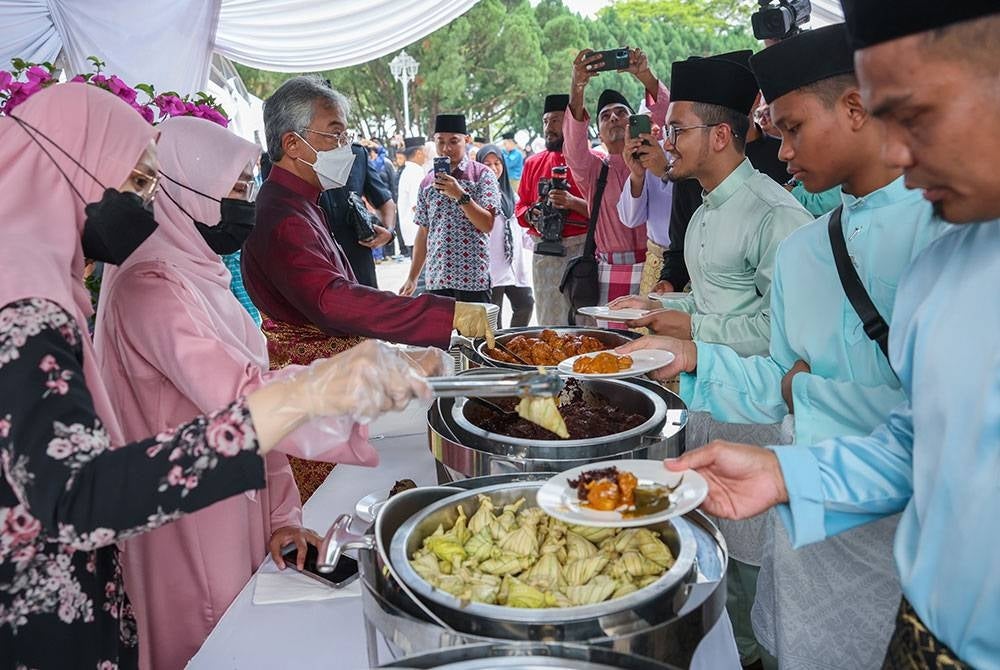 Yang di-Pertuan Agong Al-Sultan Abdullah Ri'ayatuddin Al-Mustafa Billah Shah berkenan mencemar duli menyantuni sebahagian rakyat yang hadir pada Majlis Sambutan Hari Raya Aidilfitri Pemangku Raja Pahang Tengku Hassanal Ibrahim Alam Shah di Istana Abdulaziz hari ini.