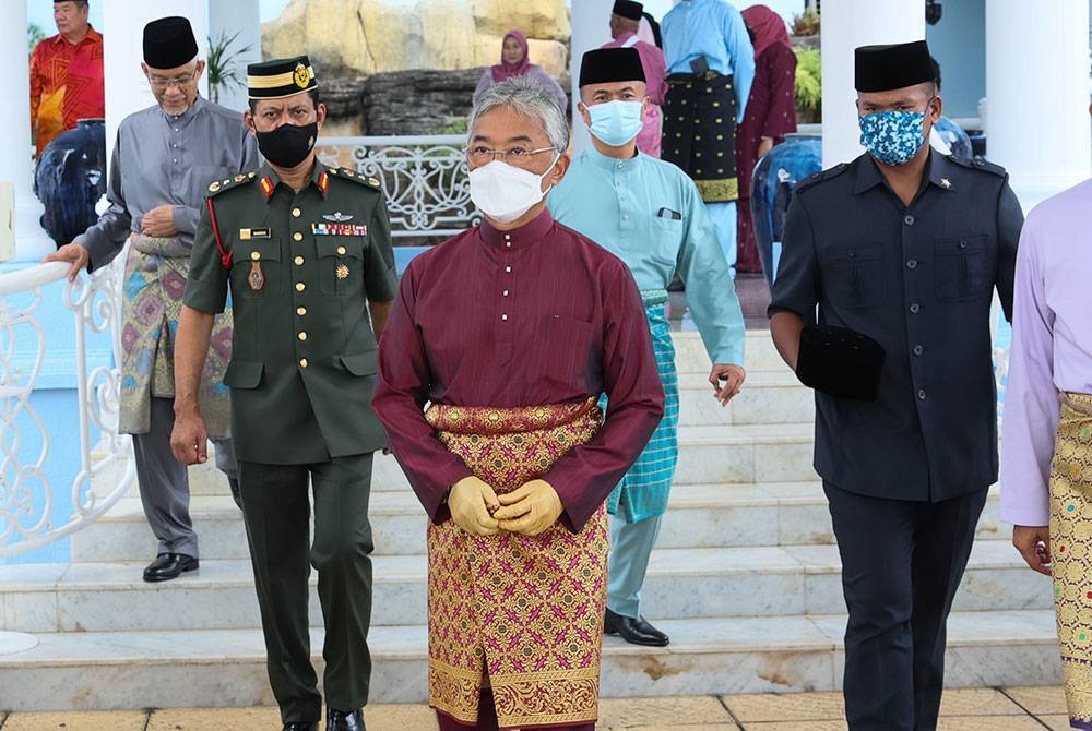 Yang di-Pertuan Agong Al-Sultan Abdullah Ri'ayatuddin Al-Mustafa Billah Shah berangkat pada Majlis Sambutan Hari Raya Aidilfitri Pemangku Raja Pahang Tengku Hassanal Ibrahim Alam Shah di Istana Abdulaziz hari ini.