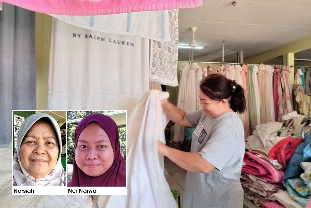 Kiong Kim Lan melipat cadar terpakai yang dijual di kedainya.