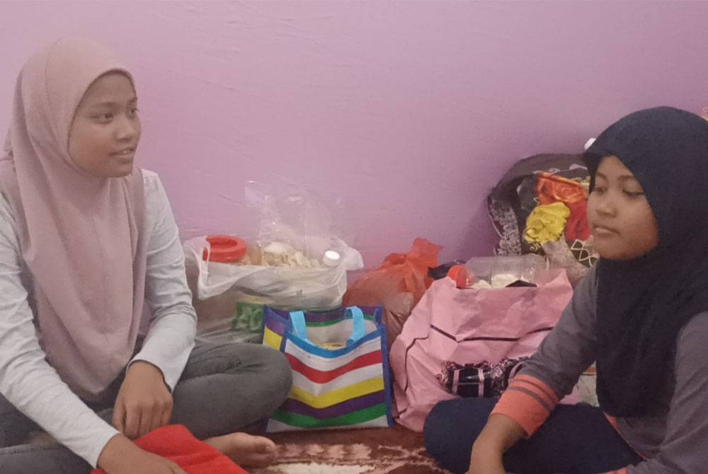 Nur Suhaila bersama adiknya tinggal di PPS Dewan Masyarakat Kampung Seri Bunian, Pontian pada Isnin.