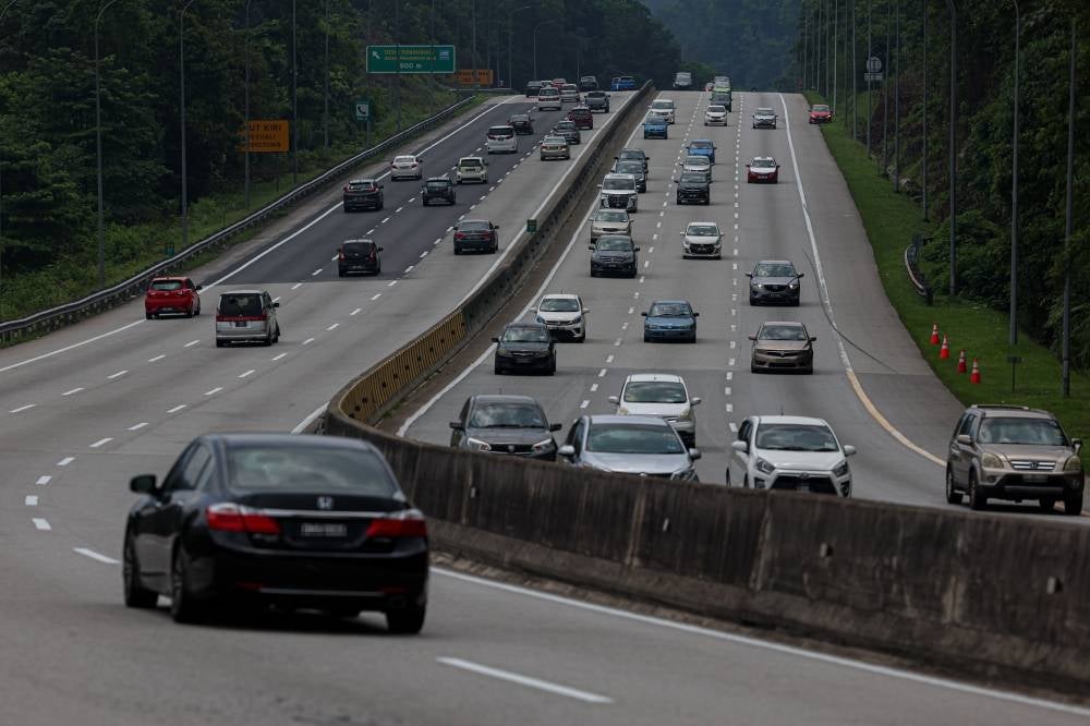 Keadaan trafik semasa menghala ke pusat bandar Kuala Lumpur menunjukkan pertambahan kenderaan berikutan orang ramai mula pulang ke destinasi masing-masing selepas cuti umum sempena Hari Raya Aidilfitri yang berakhir hari ini ketika tinjauan di Lebuhraya Kuala Lumpur-Karak hari ini.