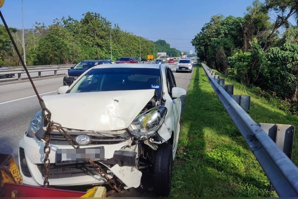 Seorang wanita maut manakala anak lelakinya berusia 2 tahun tercampak dari kereta dalam nahas dua kenderaan di Kilometer 291.3 Lebuhraya Utara Selatan arah selatan pada Isnin.