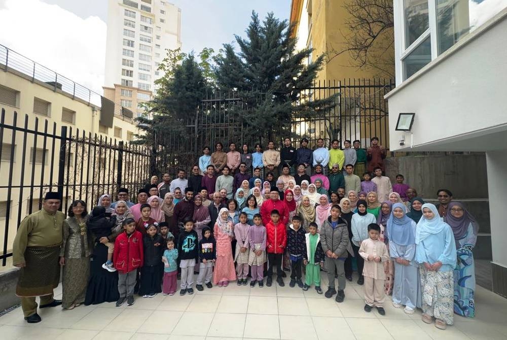 Berkumpul bersama di pejabat kedutaan di Ankara, Turkiye bagi menikmati juadah tradisional