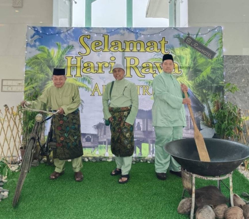 Azmi (kanan) bersama petugas dan salah seorang penghuni yang menyambut Aidilfitri di sebuah hotel terkemuka di Alor Setar.