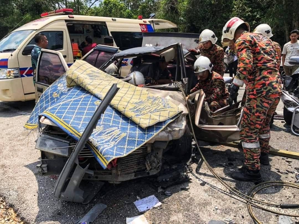 Keadaan salah sebuah kenderaan yang remuk akibat kemalangan tersebut di KM8 Jalan Jerantut-Temerloh pada Ahad. - Foto ihsan PDRM
